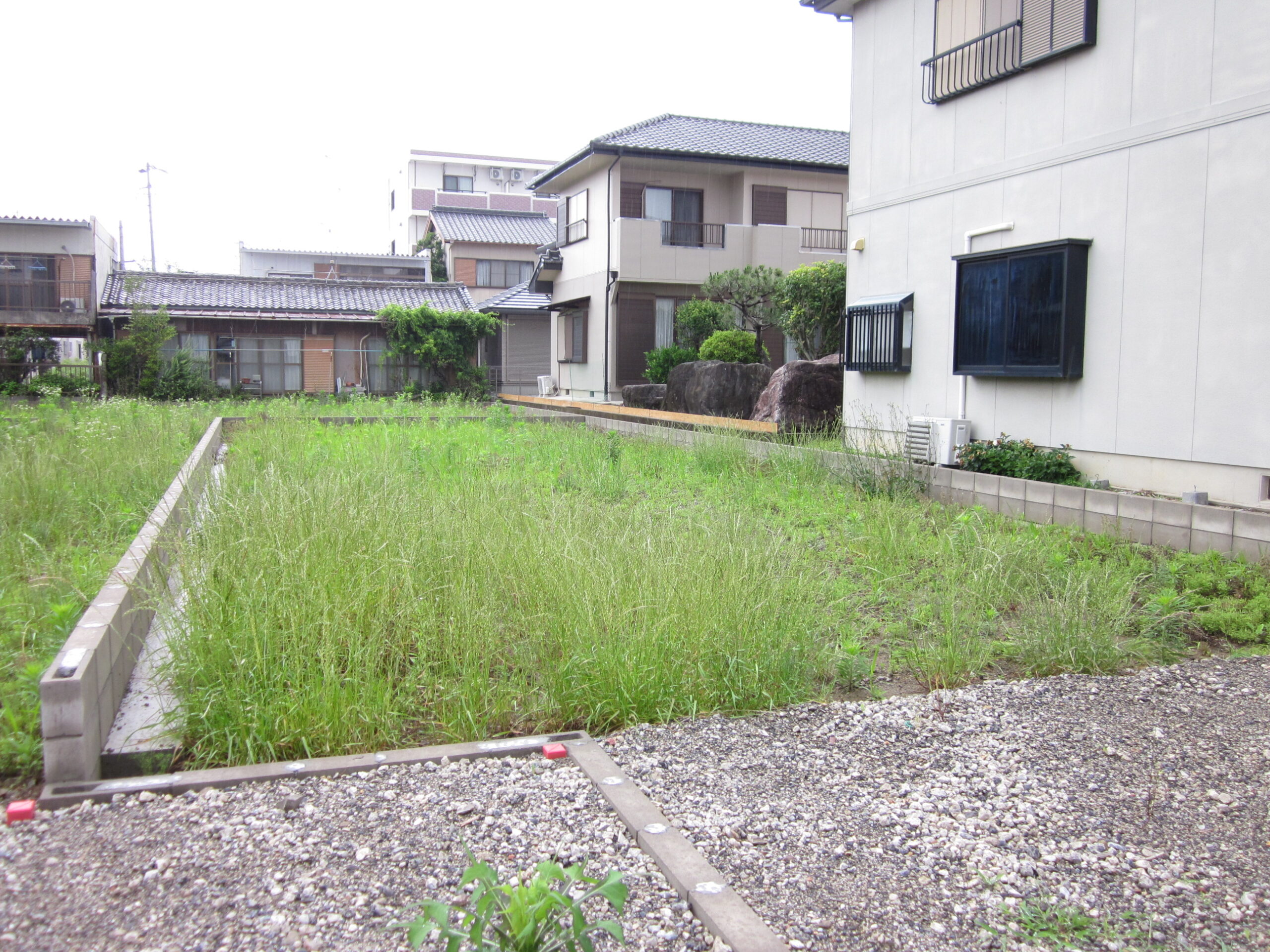 近くの河川敷公園でリフレッシュできます。